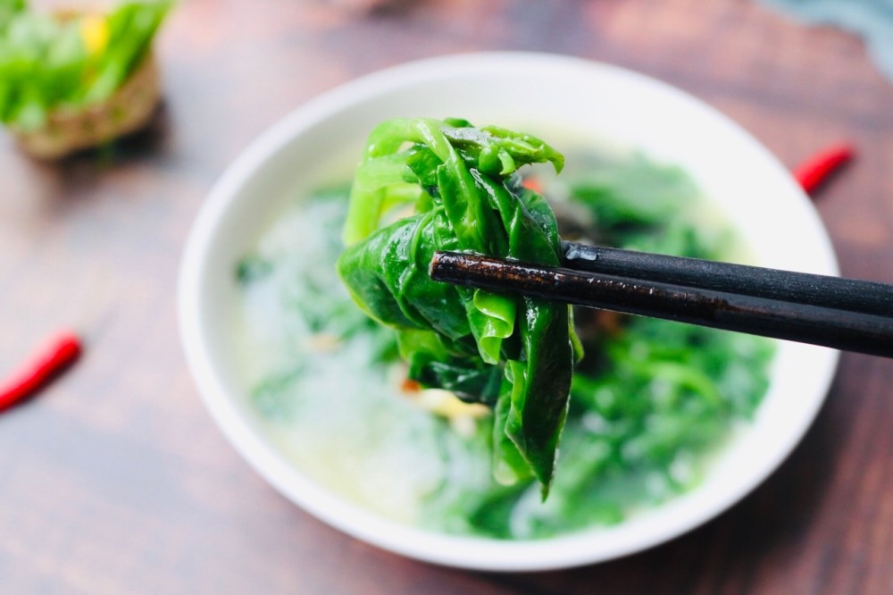 这道食材它就是木耳菜,也叫潺菜,落葵,想必很多人对它都不会感到陌生