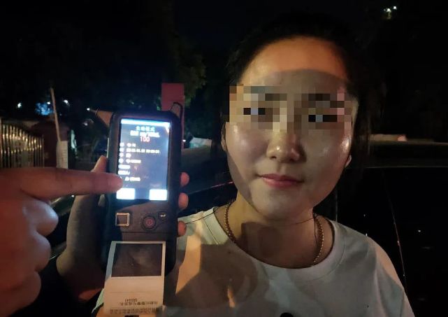 一面露微笑的女子涉嫌醉酒驾驶被查
