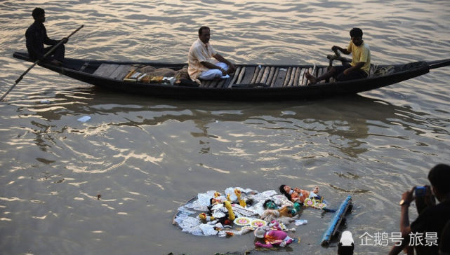 印度恒河有多脏?垃圾,排泄物到处都是,就这样还有人敢喝