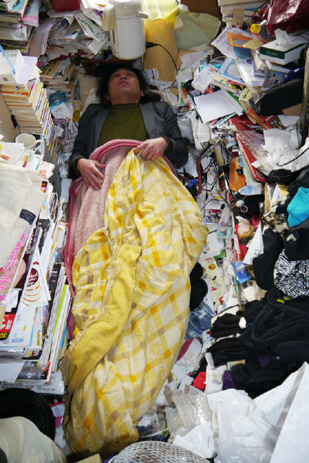 日本"蚁族"的蜗居生活,有人将网吧当成了家,睡觉翻身都很困难