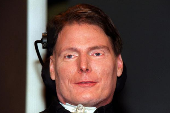 主持人没穿裤子直播节目不慎露出,现场画面曝光引争议|威尔·里夫