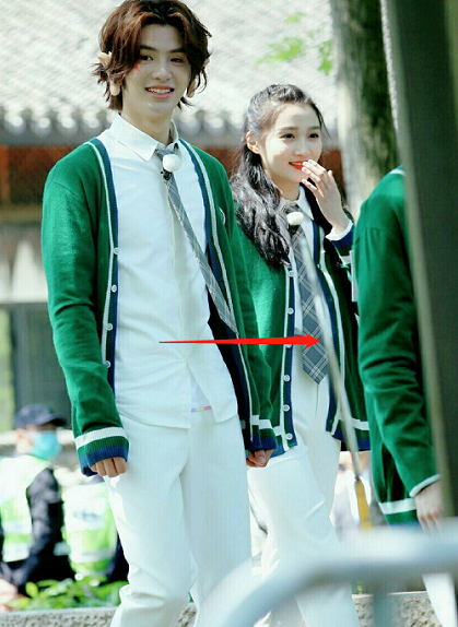 身高172关晓彤与身高183黄明昊录制节目看清腰线真绝了