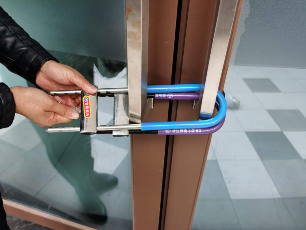 托管又出问题,巴南万达商铺业主收不到租金愤而锁门_腾讯新闻