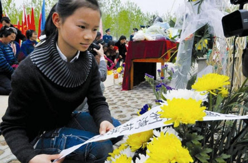 98年特大洪水6歲女孩抱樹9小時後獲救如今她的職業讓人欣慰