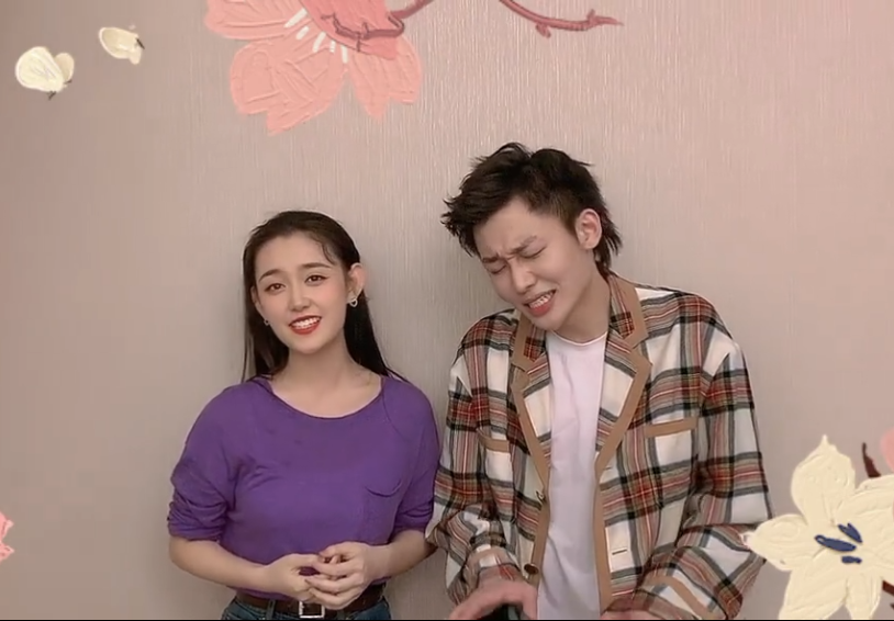 蒋依依跟男生拍视频,撩头发碰手还比心,粉丝:放开依依,牵我的