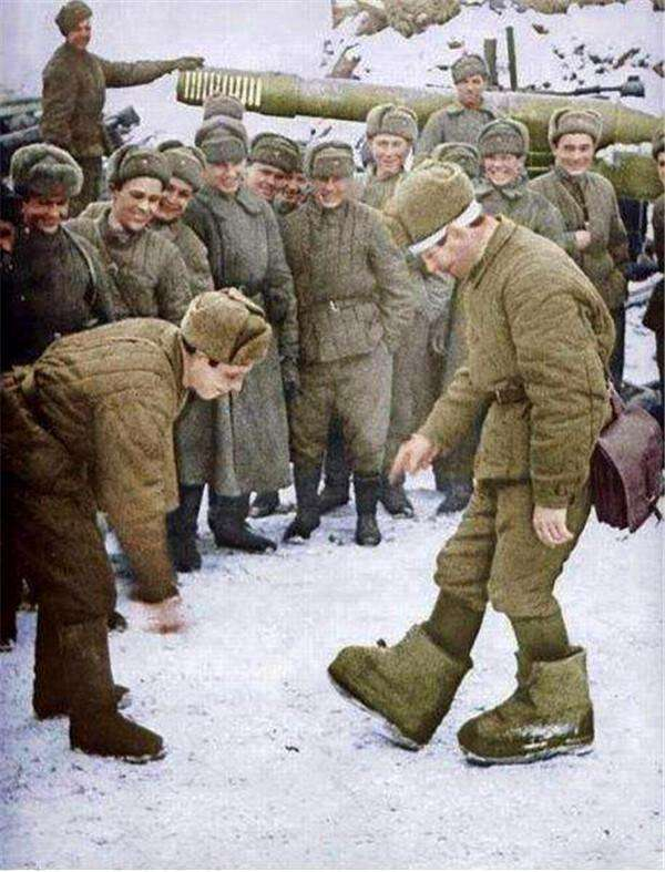 德军士兵在莫斯科冻死十几万,为什么不抢苏军的衣服穿?