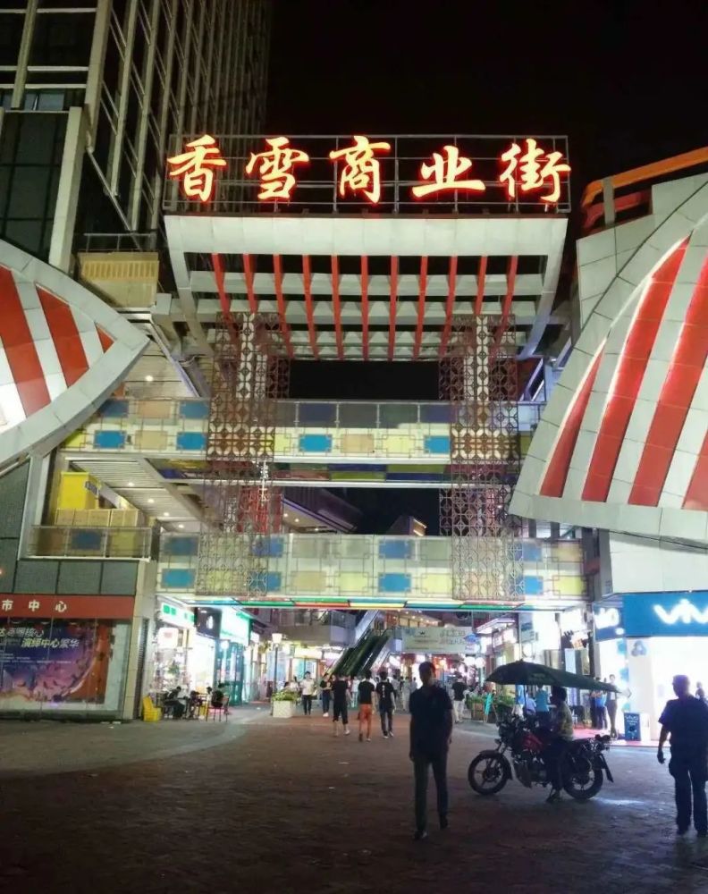 小偷进萝岗万达香雪街偷手机,装不完还喊同伙二次光顾,嫌疑人被抓了!