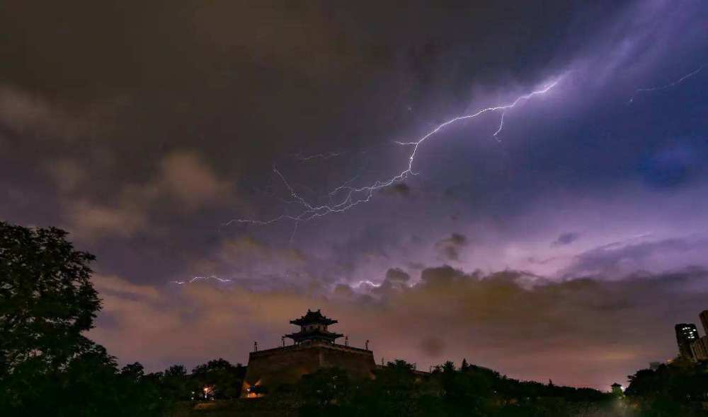 電荷相互靠近,所以兩個物體之間的正負電荷之間會相互吸引,並最終擊穿