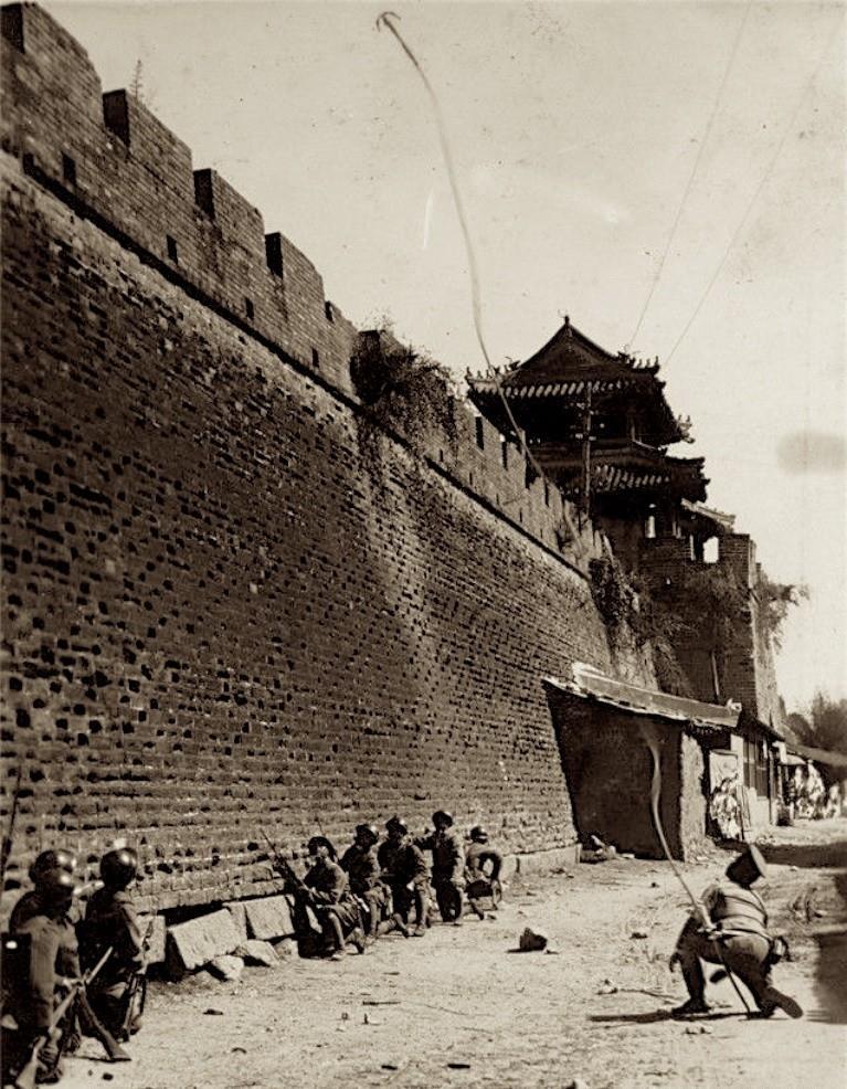 摄影师拍下日军用铁钩攻打城墙照片,其团队能力超出你的想象