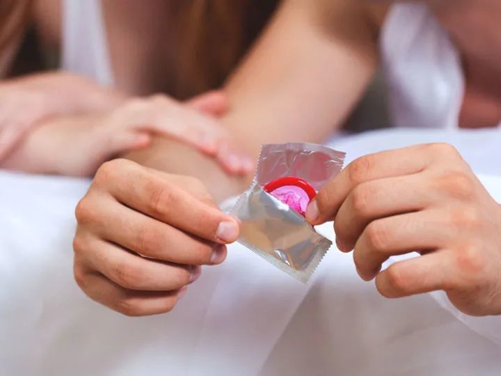 或者坚持使用避孕套,不仅能减少性传播疾病,还能避免人精浆超敏反应.