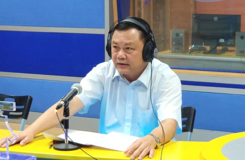 市人民医院党委书记吴有恒,院长甄妙平走进恩平电台直