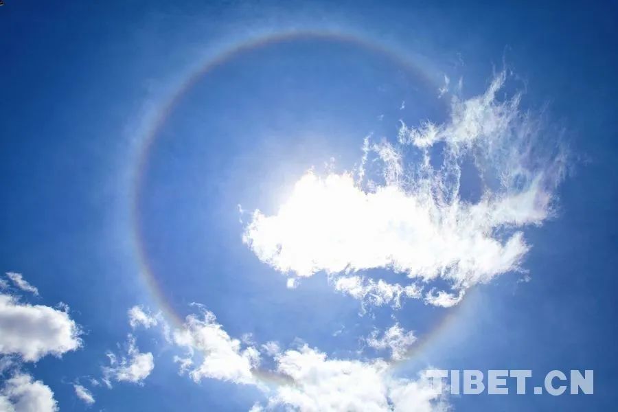 八廓街恢复开放首日拉萨天空再现白虹贯日奇观