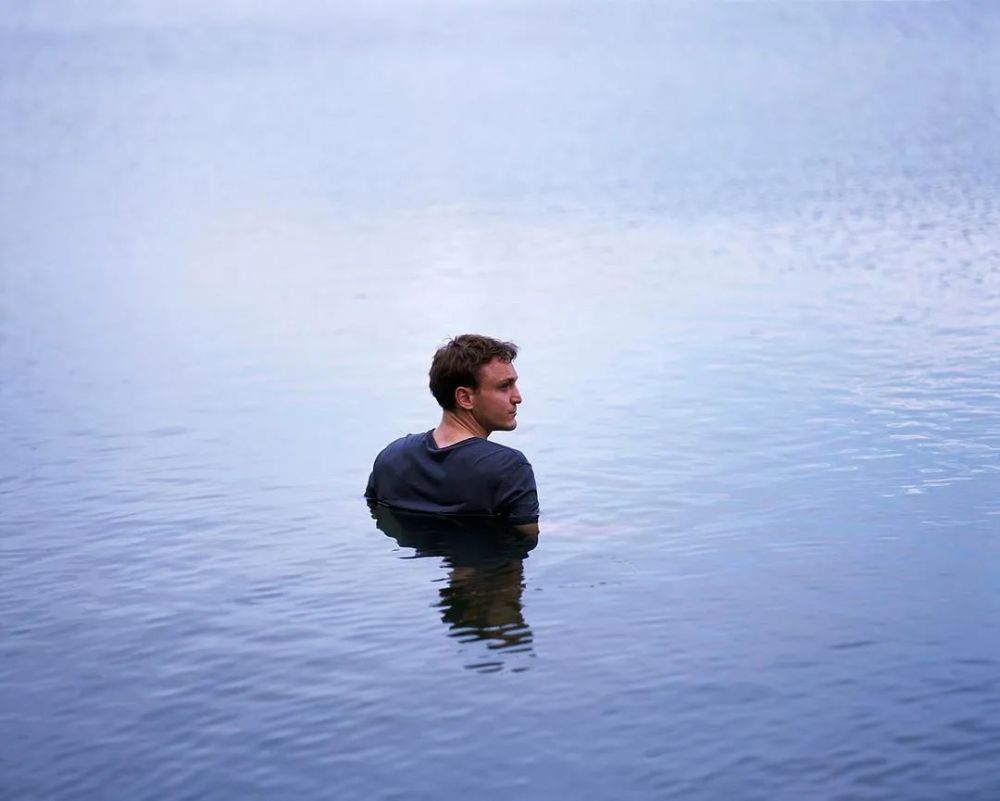 其次,咖啡馆中被置于高位的水族箱和克里斯托弗工作的堰塞湖形成了