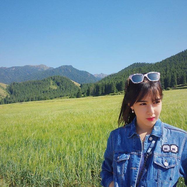 cba最甜cp!53岁阿的江带维吾尔族妻子春游,她颜值高打扮时尚