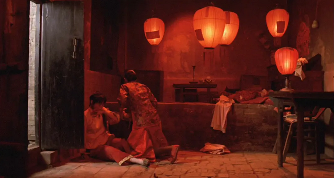 大红灯笼高高挂深院老宅里的女人最终难以逃离的命运牢笼