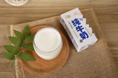 这种灭菌奶主要成分是生牛乳,营养价值比巴氏杀菌奶稍低,但由于其容易