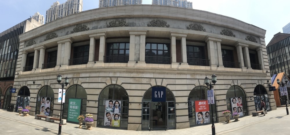 GAP和喜家德门店现“罩样笑”巨幅广告，疫情下广告圈在做什么？