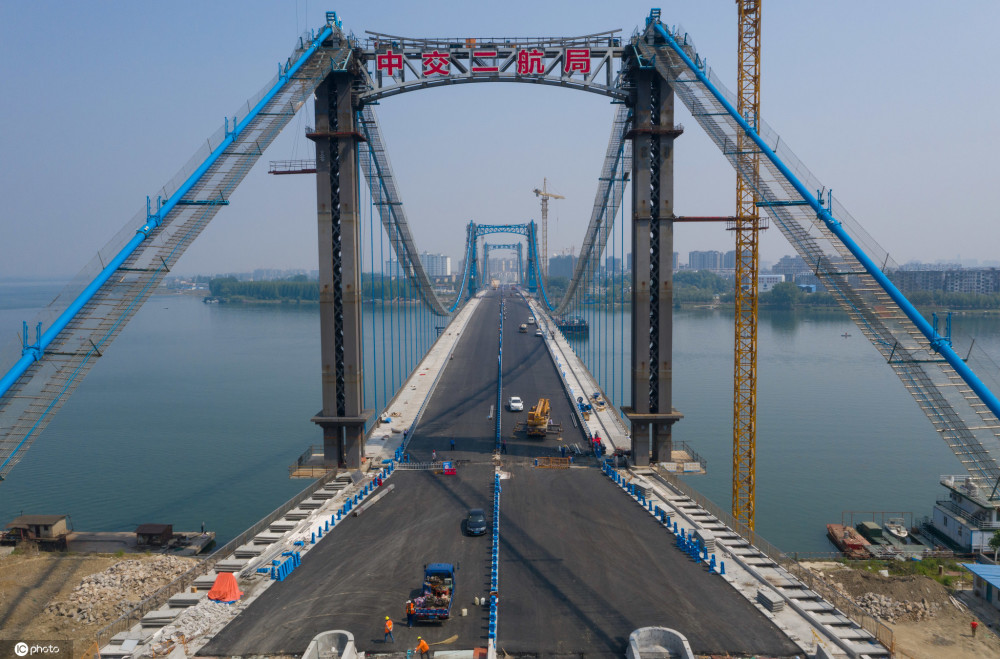 湖北襄阳:汉江首座三塔悬索桥主体工程基本完工
