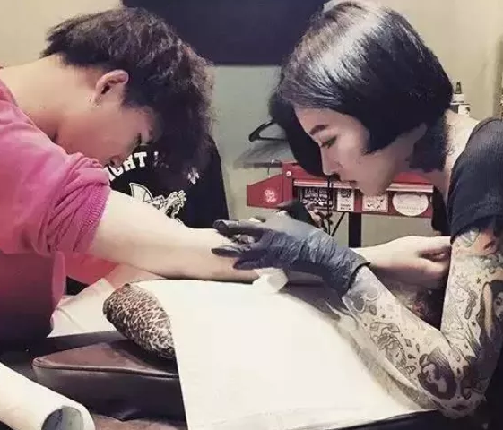 男纹身师给女生纹身图片