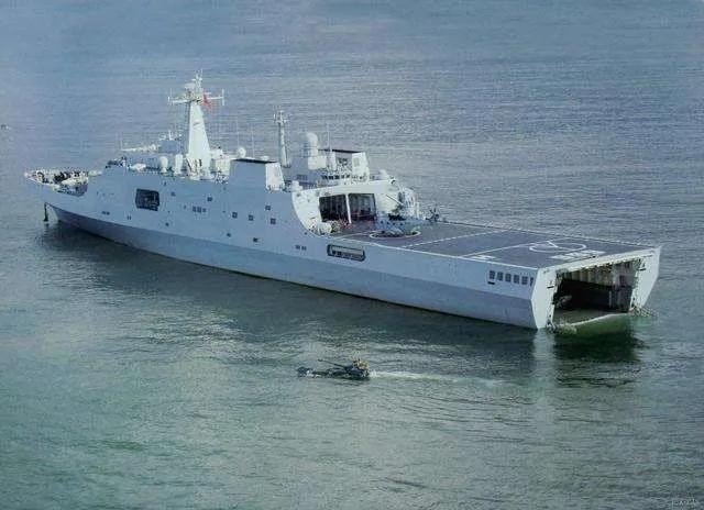 中国第二艘两栖攻击舰图片