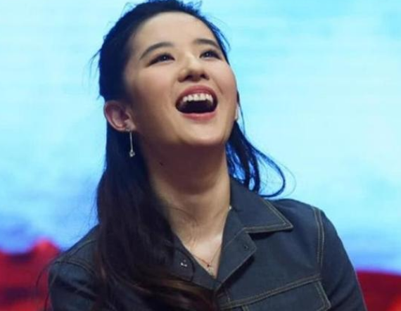 不笑倾国倾城,一笑形象扫地,刘亦菲唐嫣已经上榜,你还知道谁?