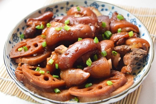 莲藕焖猪蹄的做法
