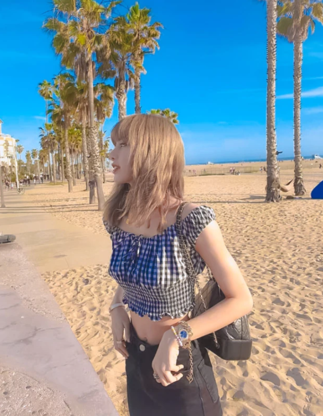 lisa为秀身材拼了!穿最小码"儿童背心",这腰怕是被上帝吻过