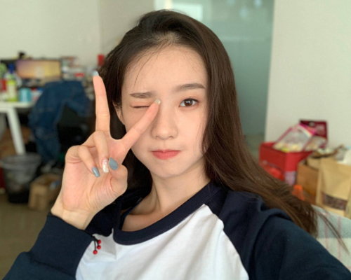 张艺凡的脸有多小?口罩都能戴出面罩效果,一般女生羡慕不来