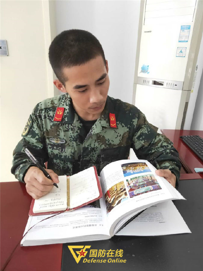 在学习室苦学新闻报道相关知识恰巧正在中队蹲点的教导员郑建清了解到