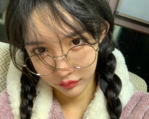 艾比晒出素颜自拍照大眼袋黑眼圈明显状态很让粉丝担心