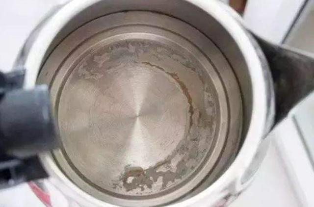 水壶结了好多的水垢,一喝水全是白沫颗粒,要如何去除残留水垢?_腾讯新