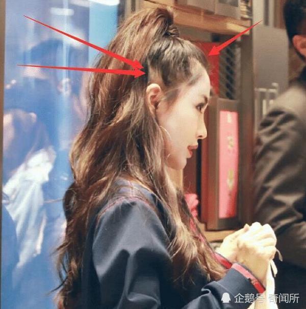baby为显年轻扎冲天马尾,当她和关晓彤同框,差距一目了然