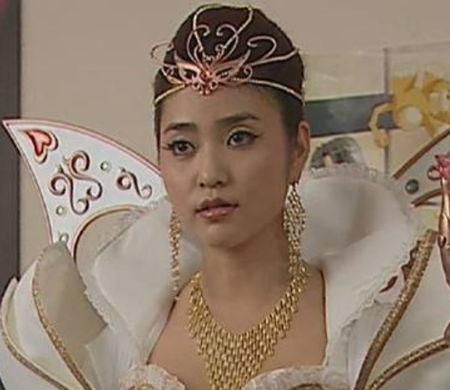 总算知道"魔仙女王"的真名了,反复读了50遍之后,比绕口令还绕口