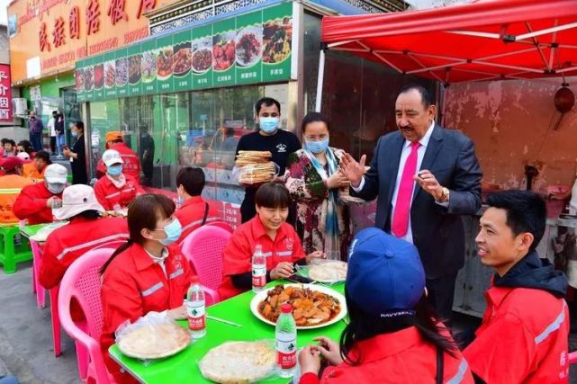 就餐之前,飯店員工和參加免費午餐的環衛工人還舉行了升國旗儀式,藉此