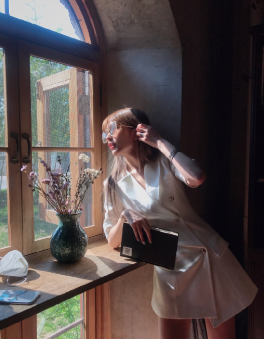 周扬青穿名媛小白裙秀3d身材意外公开住宅背景贫穷限制想象