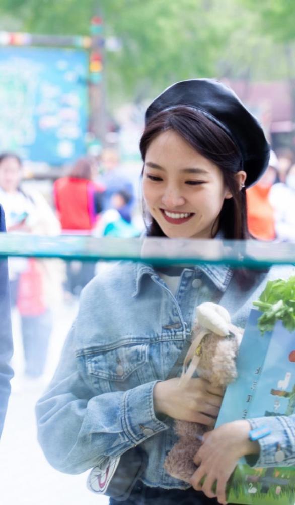 换了发色的凯雯真好看,还带我们重温剧照,分享的剧照暴露小心思