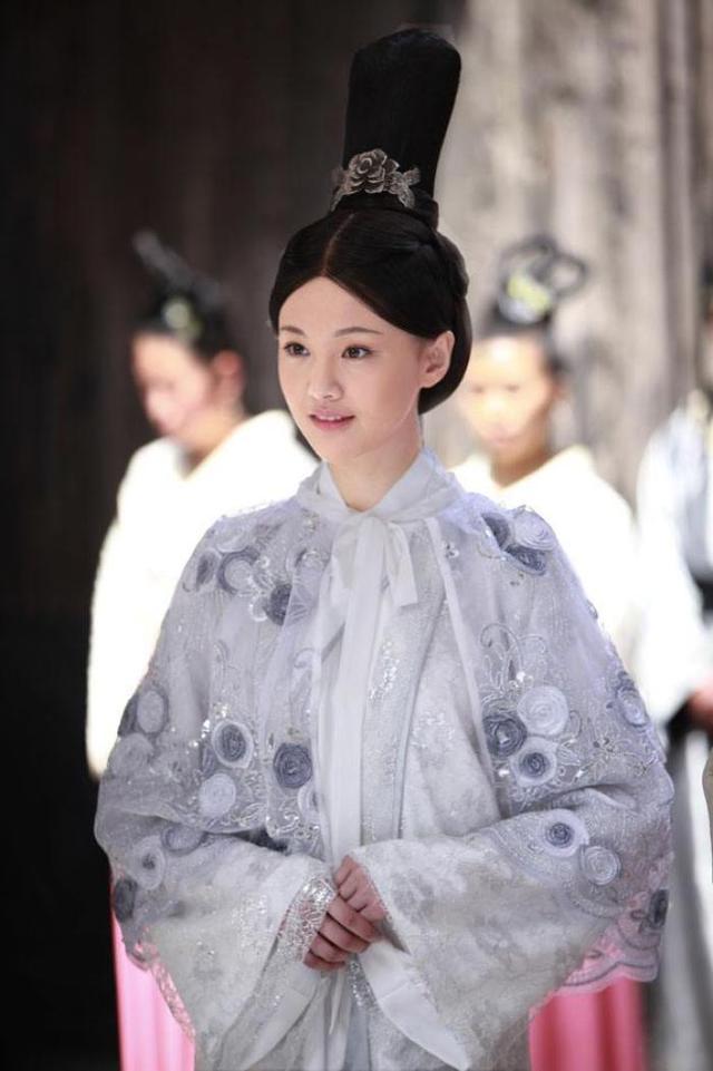 古装中的"朝天髻":王祖贤碾压众人,而热巴的造型颜值都撑不起