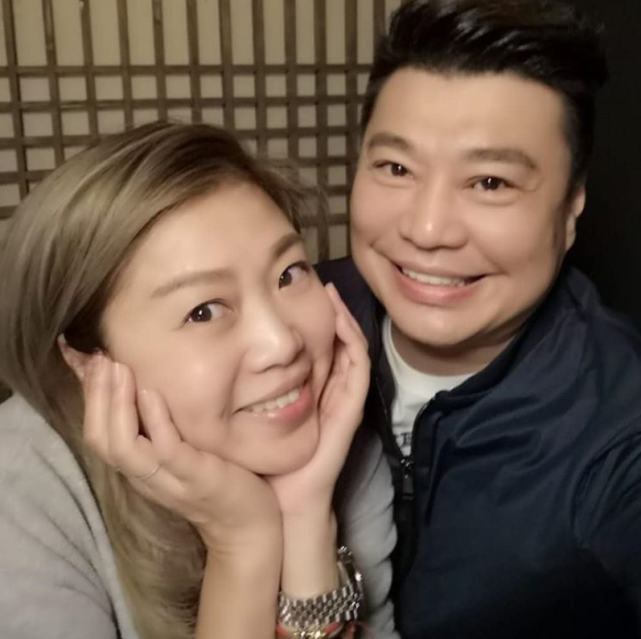 54岁梅小惠晒与相识30年男友人合影男方曾承诺50岁未嫁就娶她