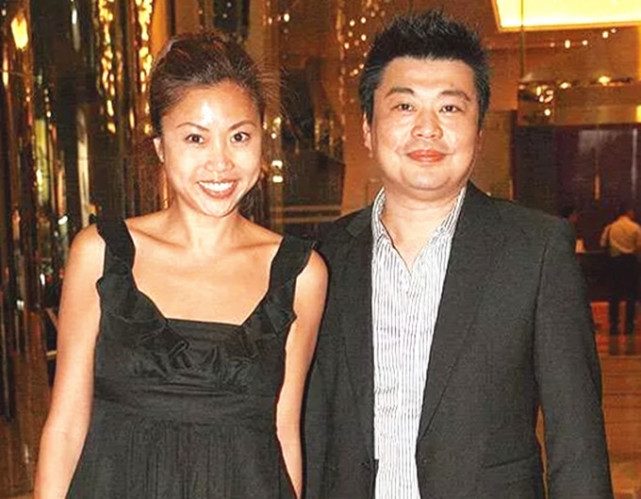 54岁梅小惠晒与相识30年男友人合影男方曾承诺50岁未嫁就娶她