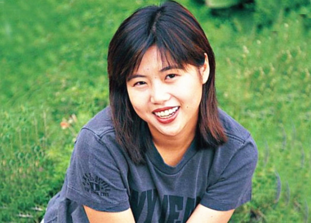 54岁梅小惠晒与相识30年男友人合影,男方曾承诺:50岁未嫁就娶她