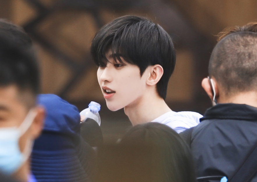 黄旭熙被爆录制《跑男》,想打蔡徐坤被拍?看到图片笑出眼泪_腾讯新闻