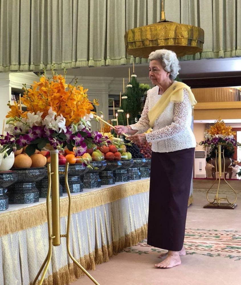 柬埔寨王室分享83岁太后照片耄耋之年仍腰杆笔直高级的优雅