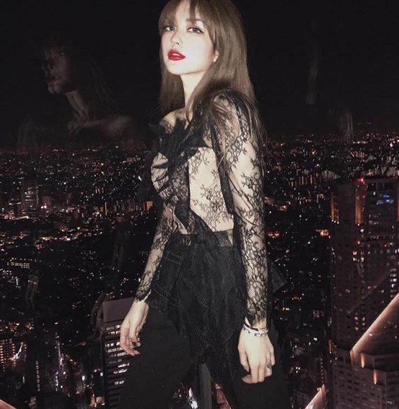 周扬青|网红变富婆？周扬青为名下店铺做宣传，一件T恤卖价上万还秒光