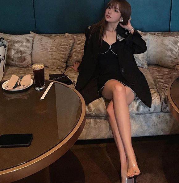 周扬青|网红变富婆？周扬青为名下店铺做宣传，一件T恤卖价上万还秒光