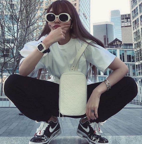 周扬青|网红变富婆？周扬青为名下店铺做宣传，一件T恤卖价上万还秒光