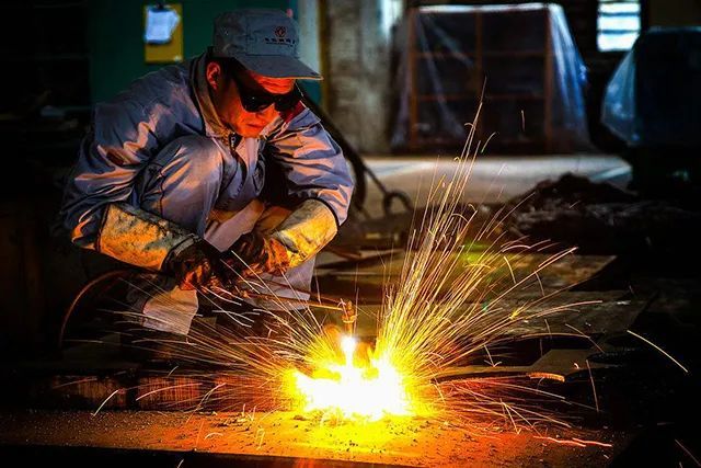 其次,在焊接作业时有大量高温火花,焊渣飞溅,当接触到木材,棉麻等可燃