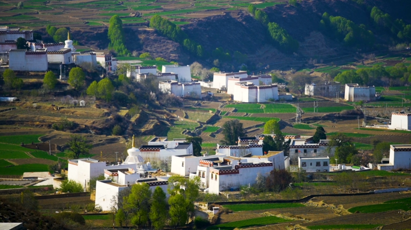 甘孜州乡城县青德镇仲德村第二批中国传统村落仲德村距离色尔宫十几