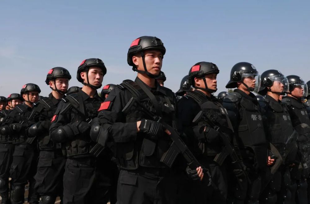 他们视威武而雄壮的 人民警察队伍 为自己赖以生存的土壤