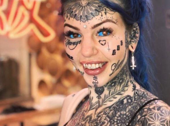国外24岁女孩全身纹身200处在眼球上纹身差点失明眼睛变成蓝色