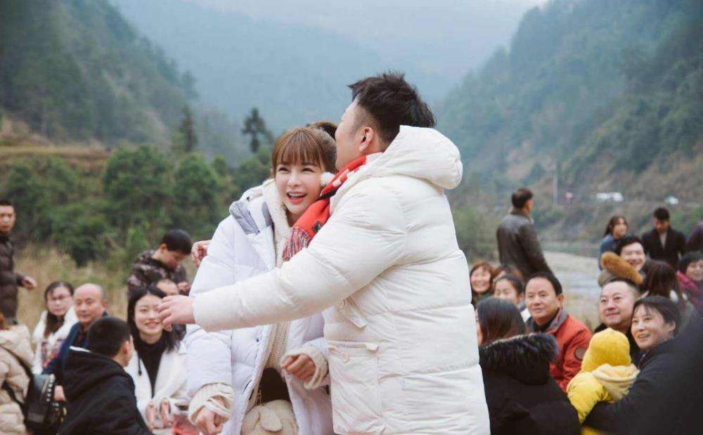 沈梦辰腿咚刘维,直接劈在刘维的鼻子上,太搞笑了!_腾讯新闻